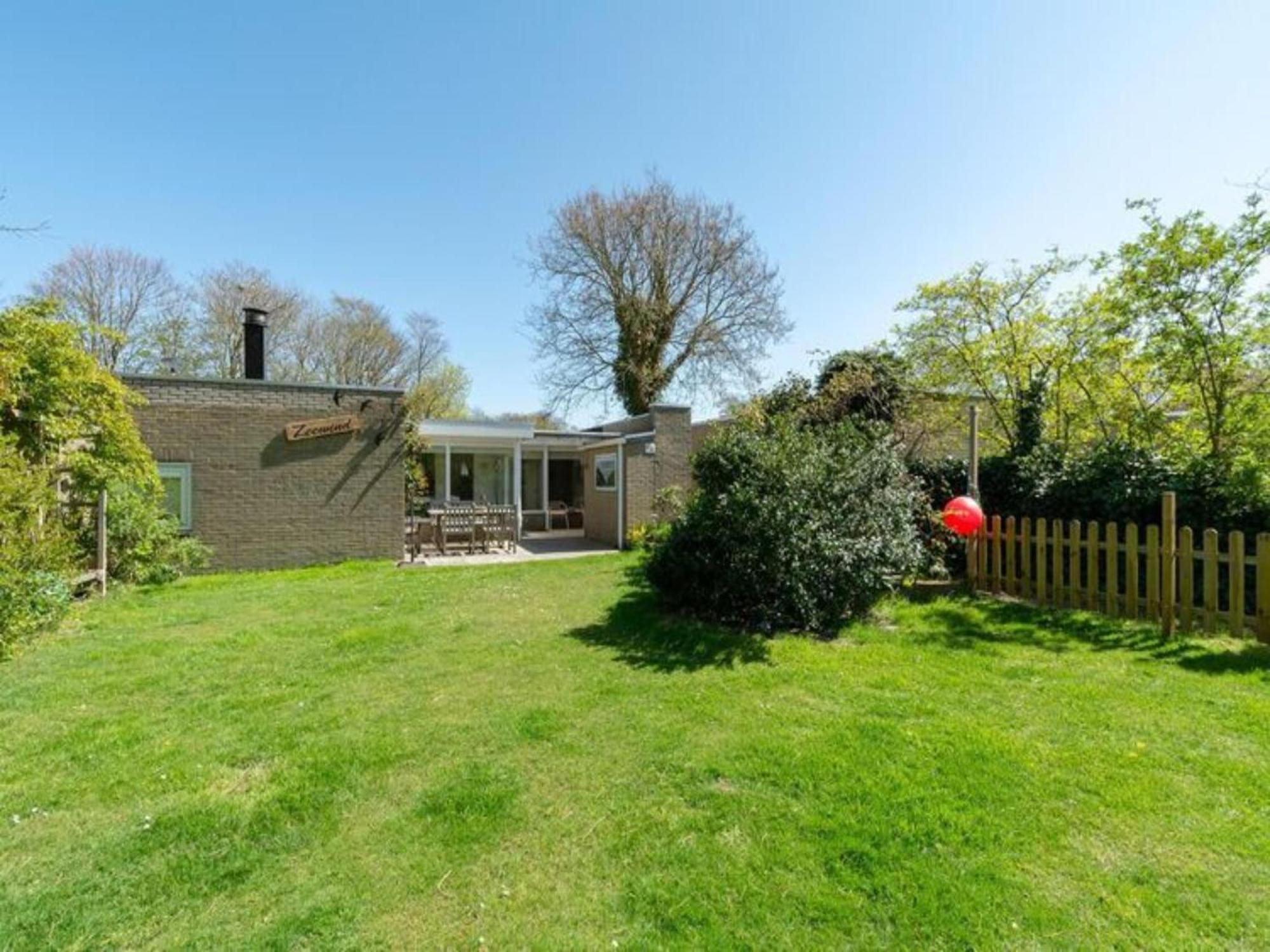 Stylish Bungalow With A Large Garden Sint Maartensvlotbrug Экстерьер фото