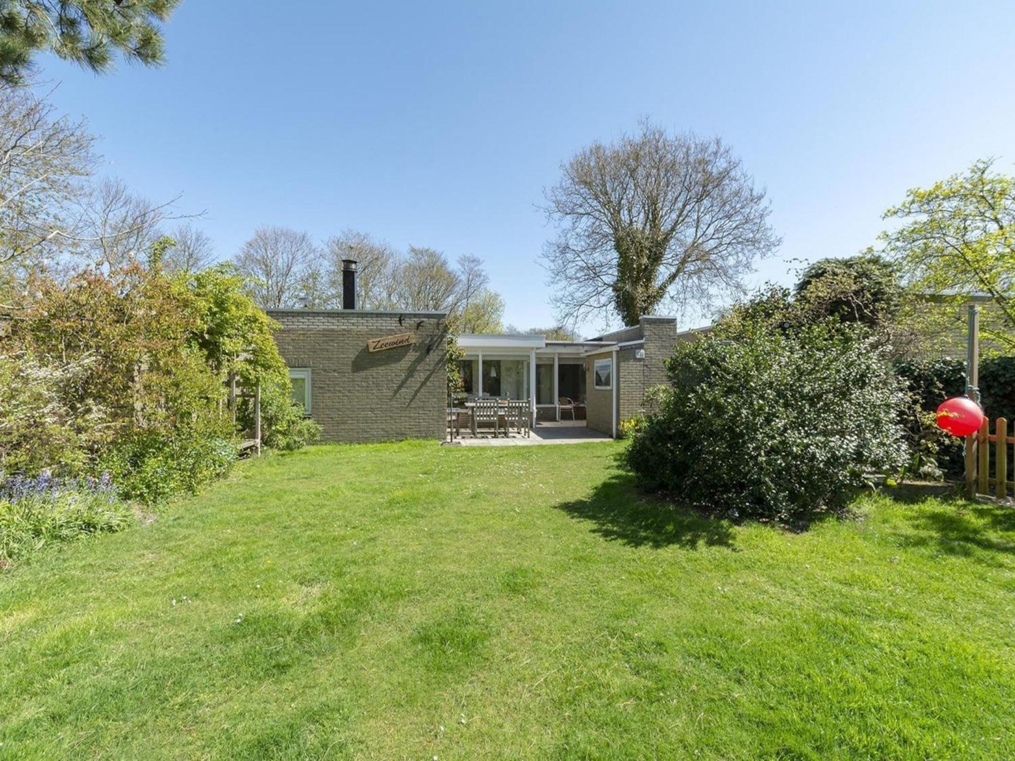 Stylish Bungalow With A Large Garden Sint Maartensvlotbrug Экстерьер фото