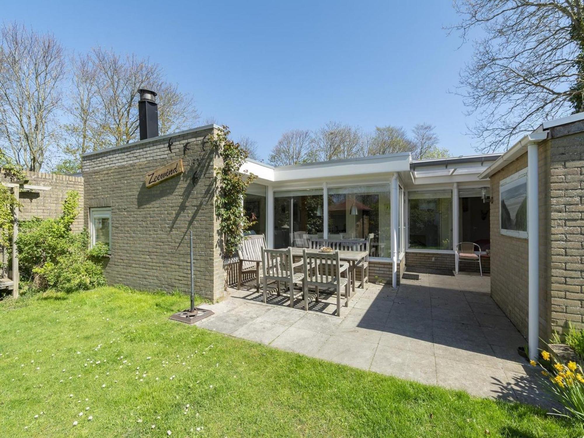 Stylish Bungalow With A Large Garden Sint Maartensvlotbrug Экстерьер фото