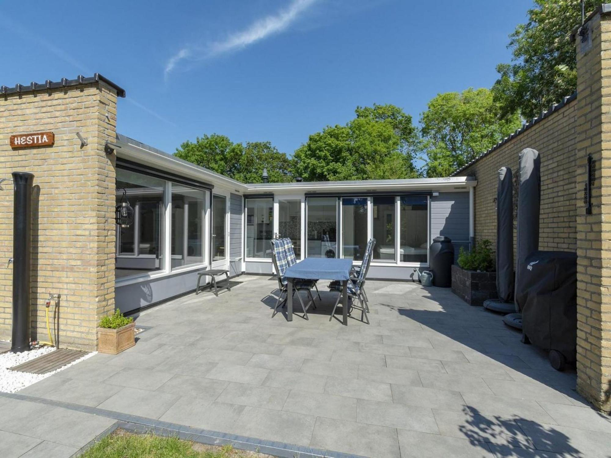 Stylish Bungalow With A Large Garden Sint Maartensvlotbrug Экстерьер фото