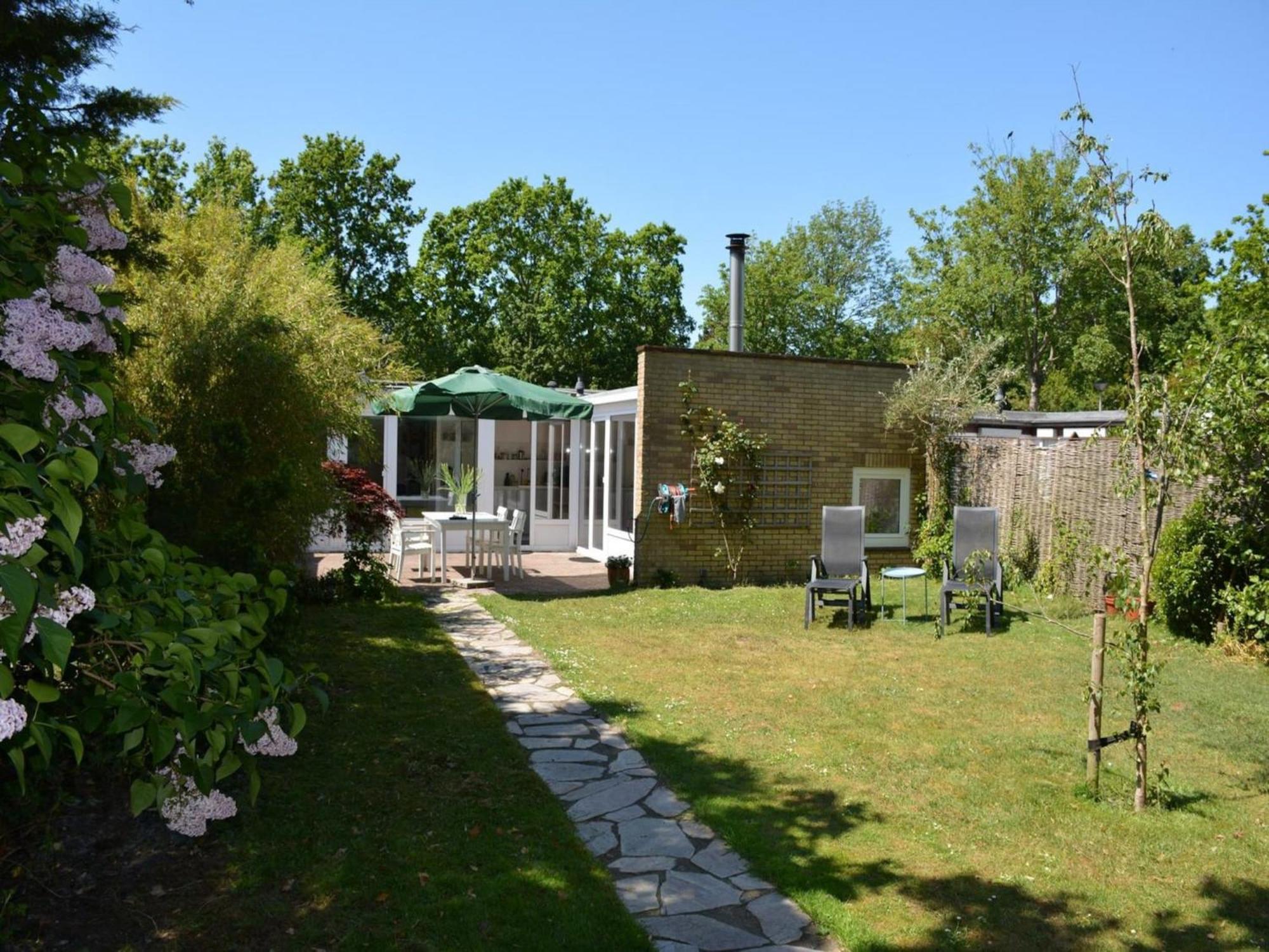 Stylish Bungalow With A Large Garden Sint Maartensvlotbrug Экстерьер фото