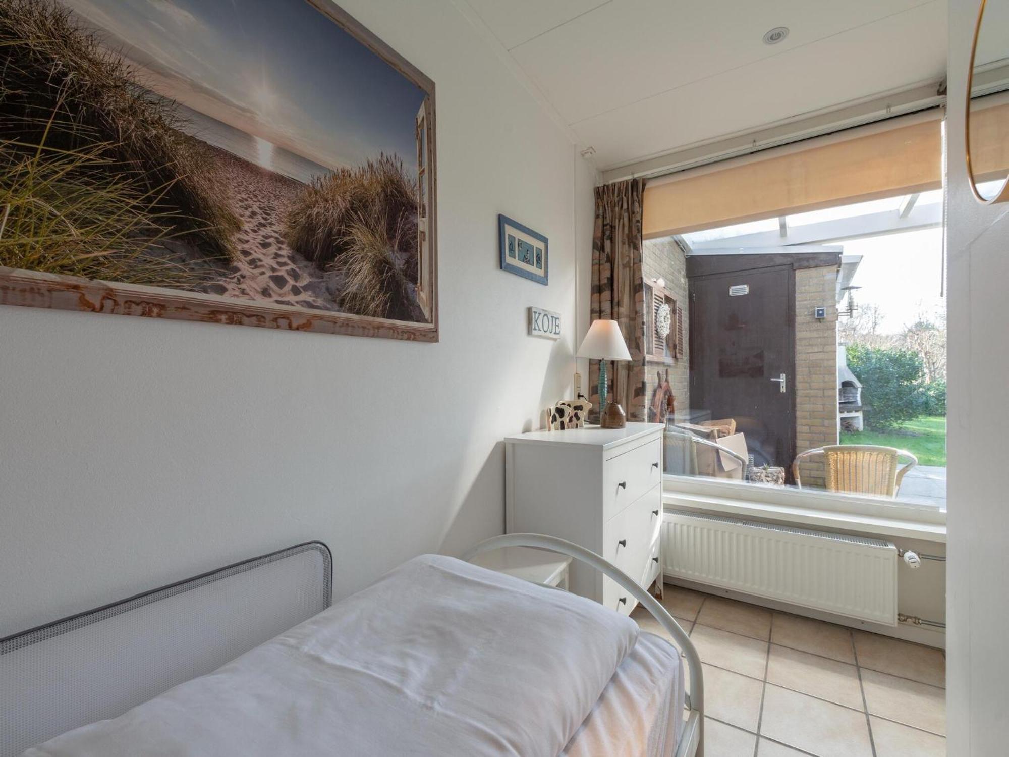Stylish Bungalow With A Large Garden Sint Maartensvlotbrug Экстерьер фото