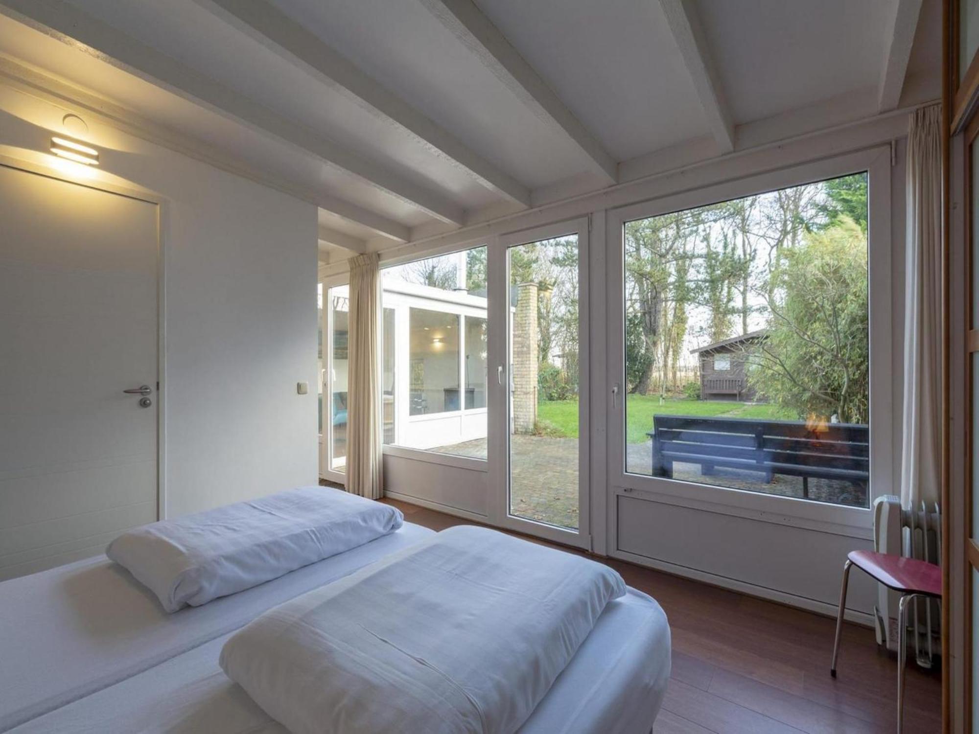 Stylish Bungalow With A Large Garden Sint Maartensvlotbrug Экстерьер фото