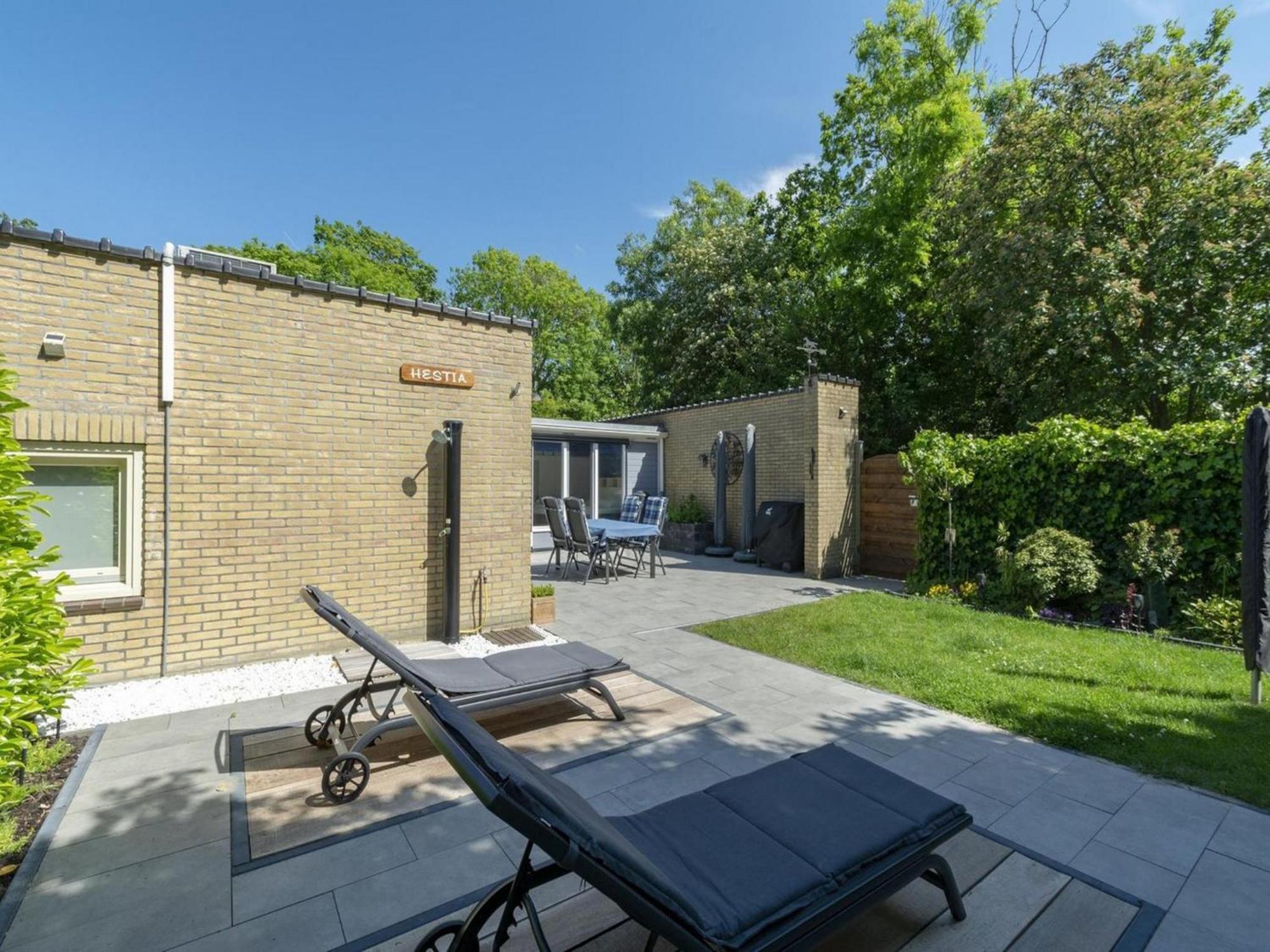 Stylish Bungalow With A Large Garden Sint Maartensvlotbrug Экстерьер фото