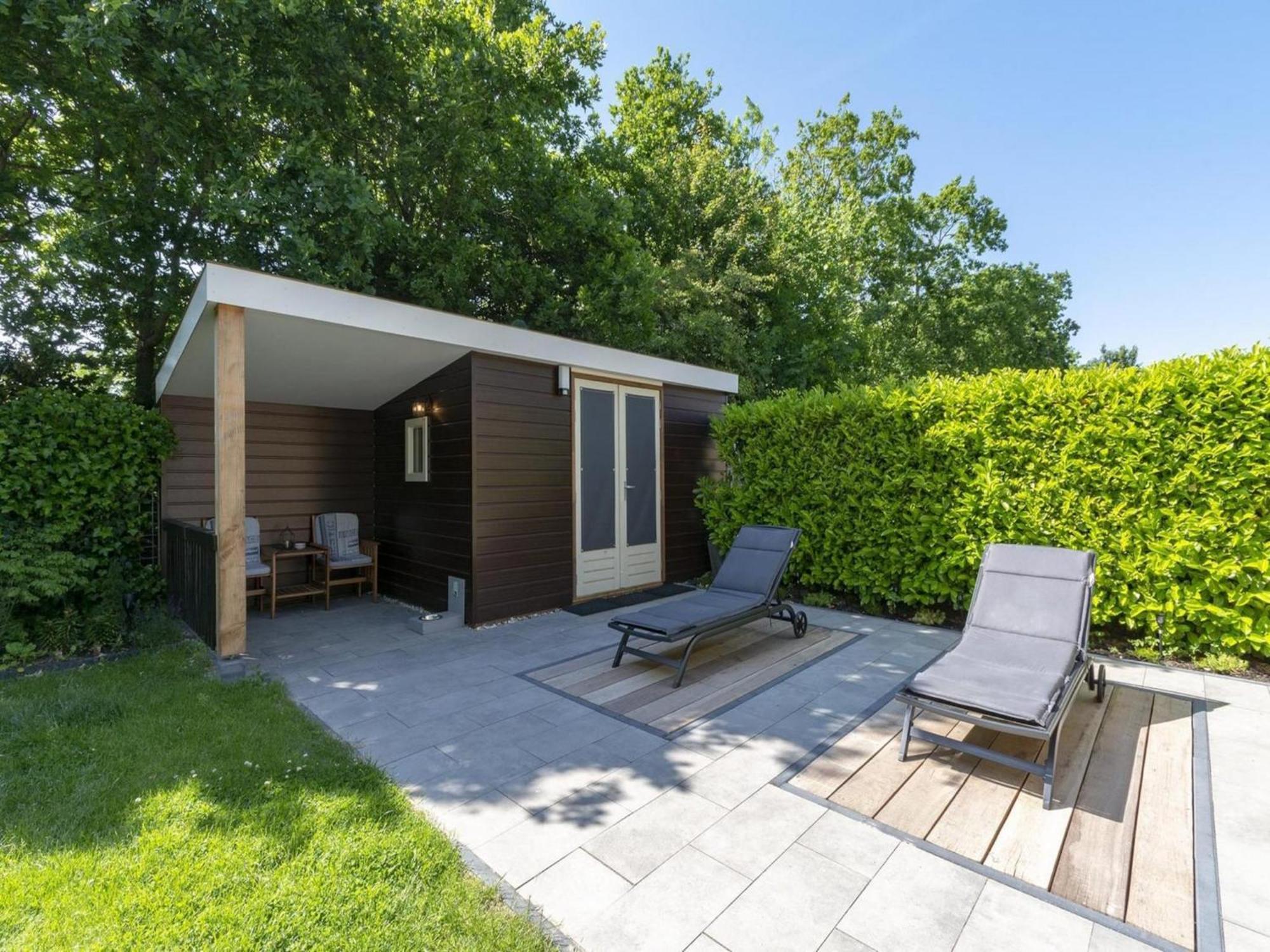 Stylish Bungalow With A Large Garden Sint Maartensvlotbrug Экстерьер фото