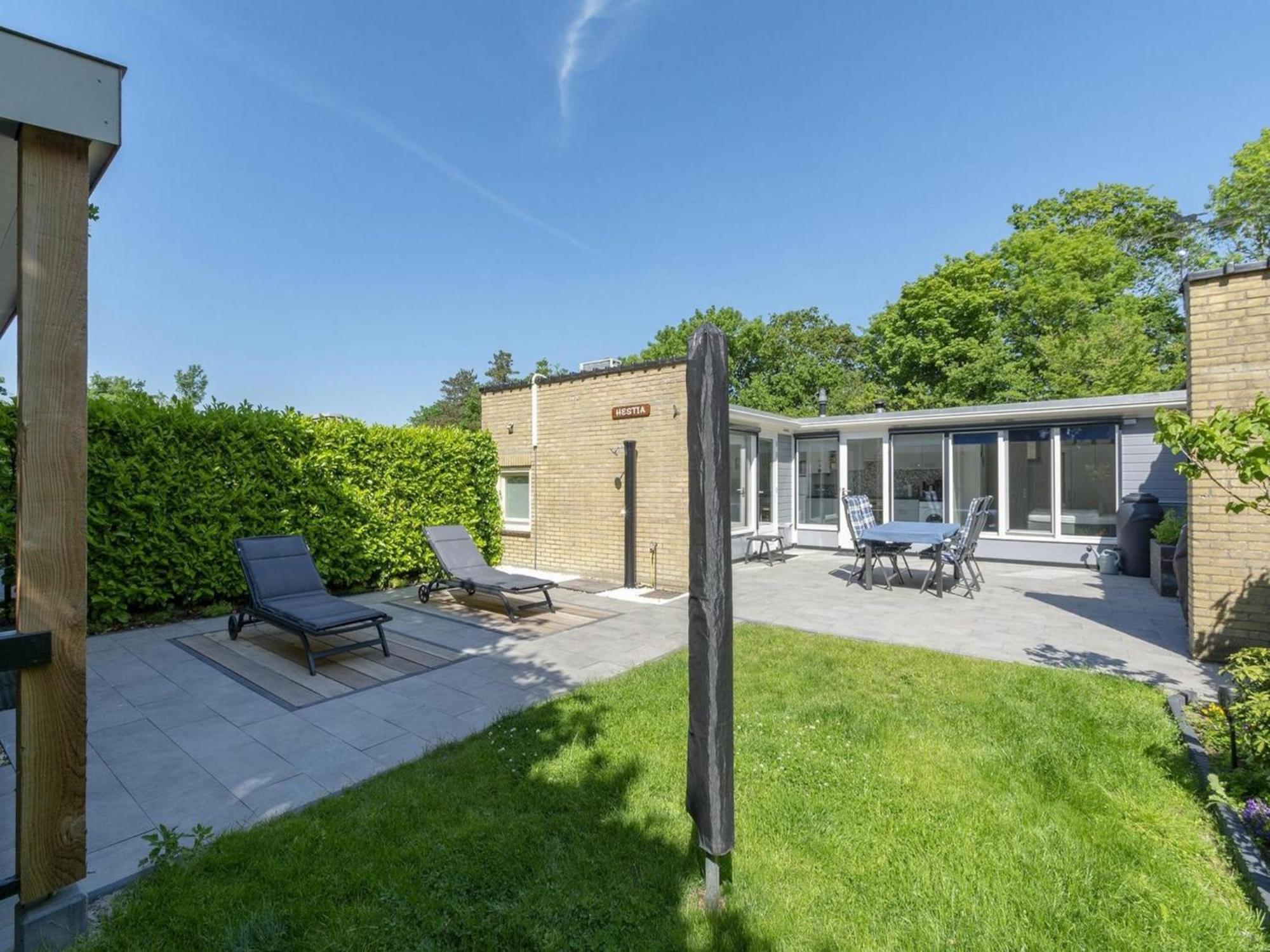 Stylish Bungalow With A Large Garden Sint Maartensvlotbrug Экстерьер фото