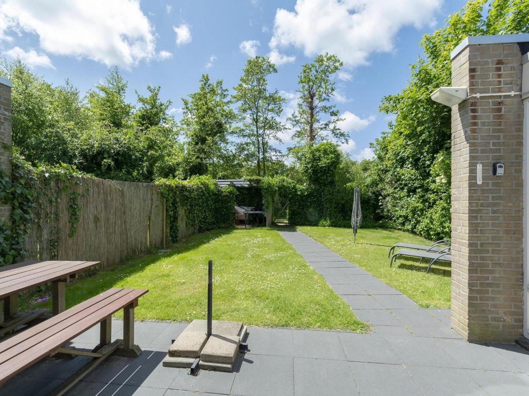 Stylish Bungalow With A Large Garden Sint Maartensvlotbrug Экстерьер фото