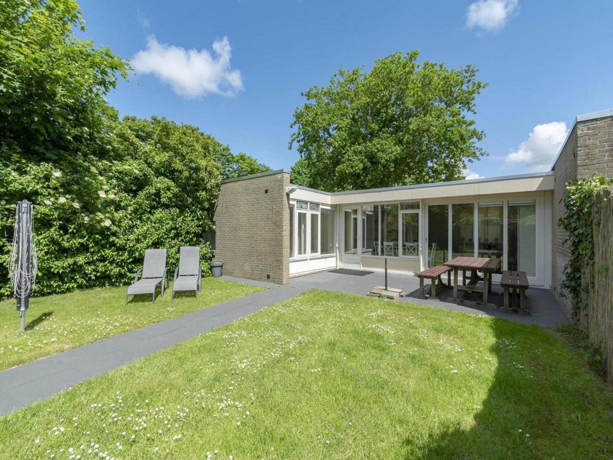 Stylish Bungalow With A Large Garden Sint Maartensvlotbrug Экстерьер фото